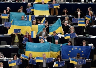 Евродепутаты требуют ввести жесткие санкции против России
