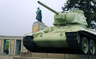 Немецкие СМИ: Советским танкам не место в Берлине