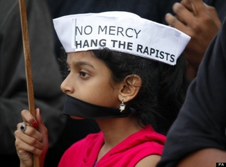 В Индии девочку-подростка приговорили к групповому изнасилованию
