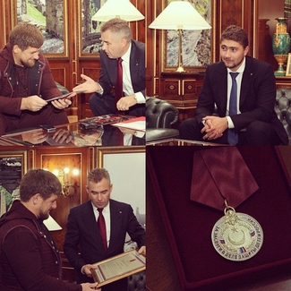 Путин наградил Кадырова медалью (ФОТО)