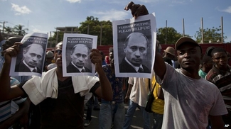 Гаитянские демонстранты призывают Путина