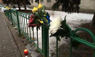 Полиция избила пришедших возложить цветы к украинскому посольству в Москве