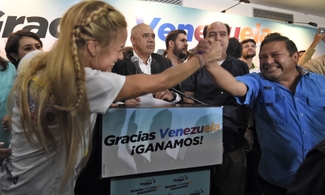 Оппозиция впервые за 16 лет разгромила социалистов на выборах в Венесуэле