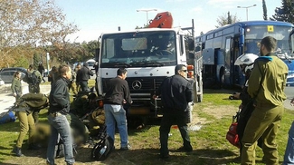 Террорист на грузовике въехал в толпу людей в Иерусалиме