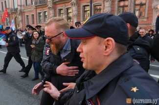 Виталий Милонов пытался присоединиться к ЛГБТ-колонне в Петербурге