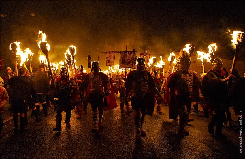 Фото дня: Факельное шествие потомков викингов