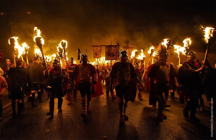 Факельное шествие потомков викингов
