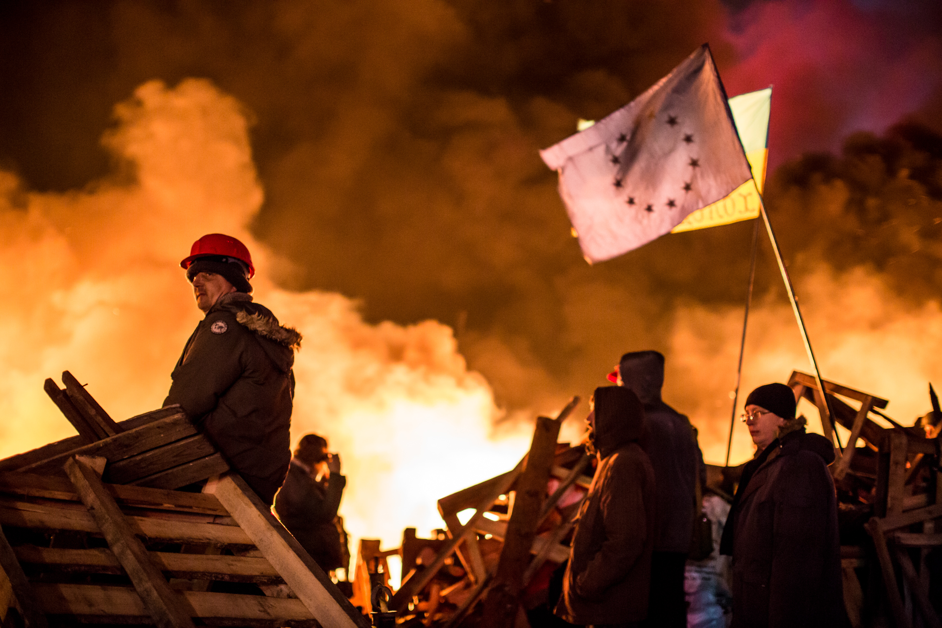 Цветные революции. Свержение власти. Евромайдан и государственный переворот 2014. Цветные революции в современном мире. Майдан ночью.