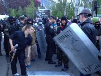 В Донецке пророссийские молодчики с битами напали на шествие за единую Украину