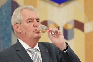 Чешский президент матерился в эфире и защищал политику Путина