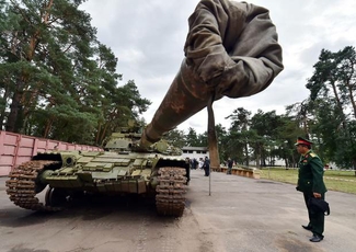 В Госдуме грозятся официально поставлять технику пророссийским боевикам