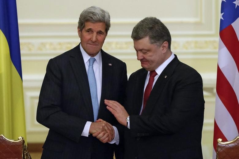 Фото дня: Петр Порошенко поблагодарил Джона Керри за поддержку Украины