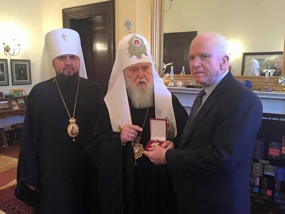 Фото дня: Православный орден  Джона Маккейна 