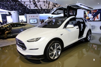 Tesla начинает продажи кроссовера Model X