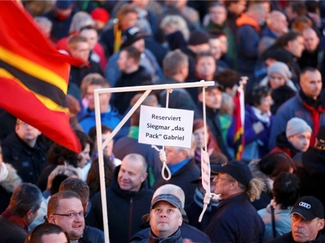 Участники антиисламского митинга в Дрездене поставили «виселицу» для Меркель