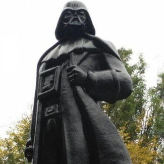 В Одессе гипсового Ленина переделали в Дарта Вейдера