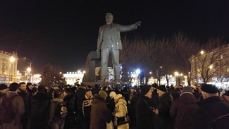 В Днепропетровске снесли памятник революционеру Петровскому