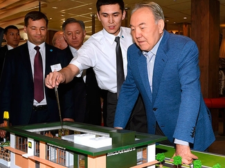 Назарбаев лично проинспектировал первый McDonald's в Казахстане