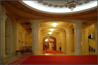 В Румынии открыли для туристов дворец Чаушеску