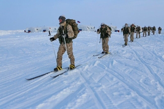 Российских солдат отправили пешим маршем через ледяную пустыню