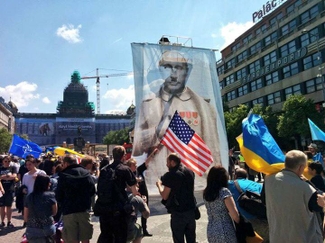 «Ночных волков» в Праге встретили акциями протеста