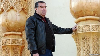 Президент Таджикистана узаконил бессрочное правление и иммунитет членов семьи
