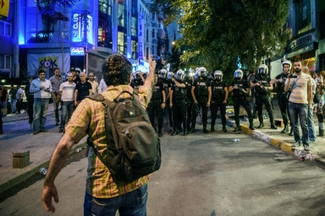 В Стамбуле полиция встала на сторону исламских активистов