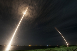 SpaceX во второй раз успешно посадила ступень ракеты на космодром