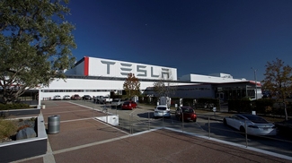 Tesla займется беспилотными грузовиками и каршерингом