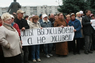 ВШЭ: Более 40% россиян экономят на еде и одежде