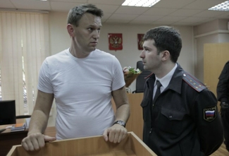 Суд отказался отправить Навального в колонию