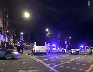 В Лондоне мужчина напал с ножом на прохожих и убил человека
