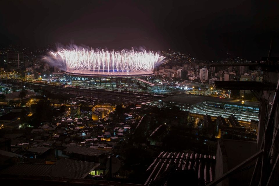Фото дня: Олимпиада уезжает, нищета остается