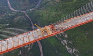 В Китае завершилось строительство самого высокого навесного моста в мире
