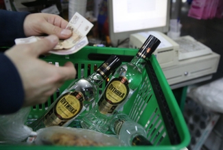 В Минэкономразвития предложили снизить цену бутылки водки
