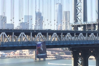 В Нью-Йорке неизвестные вывесили плакат с Путиным
