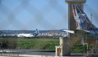 Угонщики ливийского самолёта выдвинули свои требования