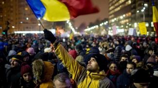 Румыны протестуют против решения левого правительства смягчить наказание за коррупцию