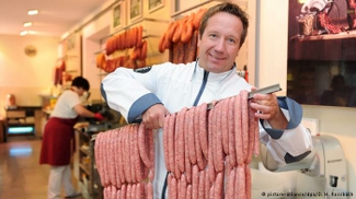 Власти немецкого города потребовали включить сосиски в меню вегетарианского фестиваля