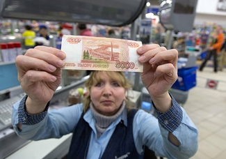 Реальные доходы россиян упали на 4% в феврале