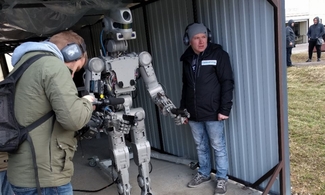 Российского человекоподобного робота научили стрелять