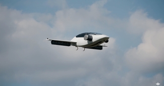 Электросамолет вертикального взлета и посадки впервые совершил полет