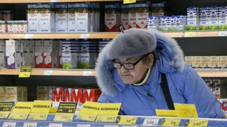 Треть россиян экономит на основных продуктах питания