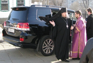 Орловский епископ пригрозил журналистам уголовным делом за статью о его внедорожнике